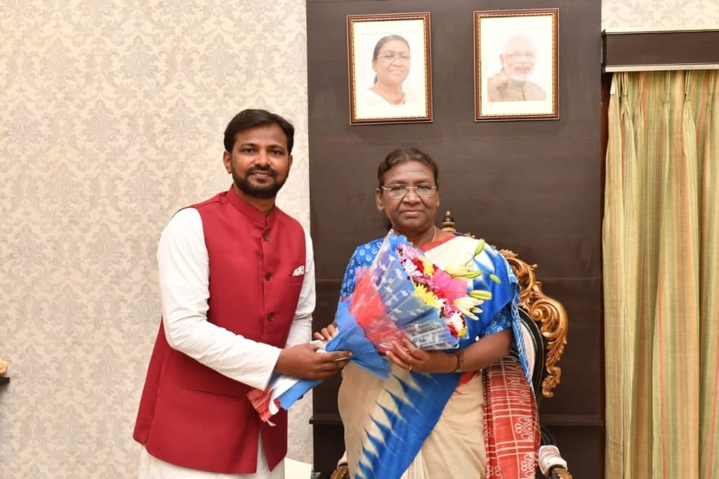 Chamak Foundation Founder & President Dr. Mohammad Azam Ali with Hon'ble President of India, Smt. Droupadi Murmu at Rashtrapati Bhavan